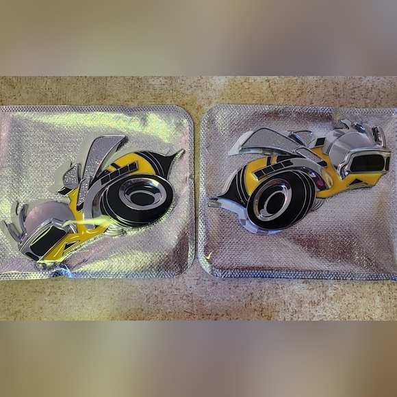 Two super Bee Scat pack badge emblems - Picture 1 of 8